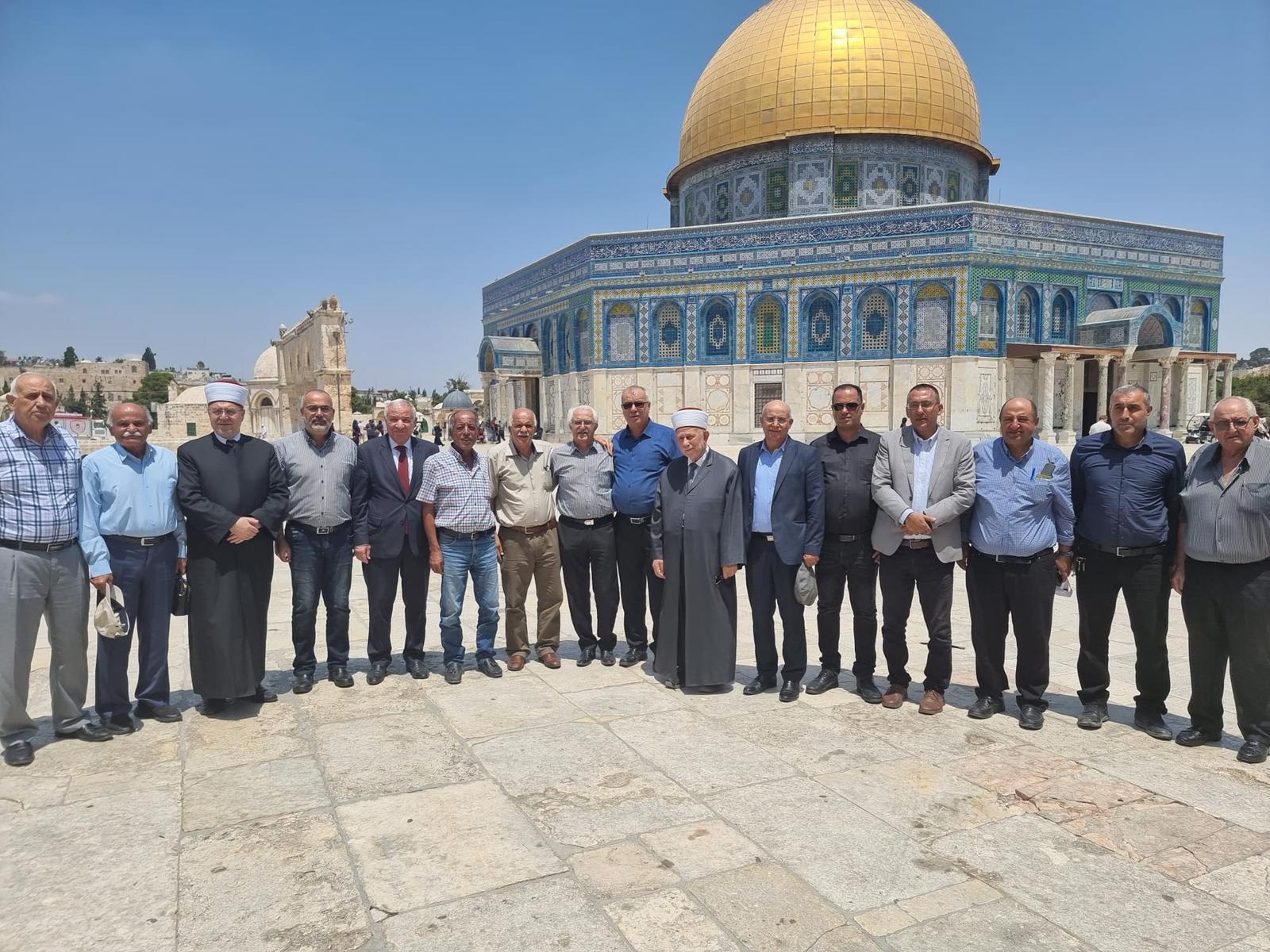 صورة على هامش الاجتماع